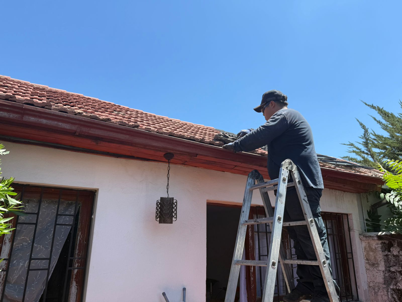 Instalación de cubierta nueva de zinc sobre vivienda